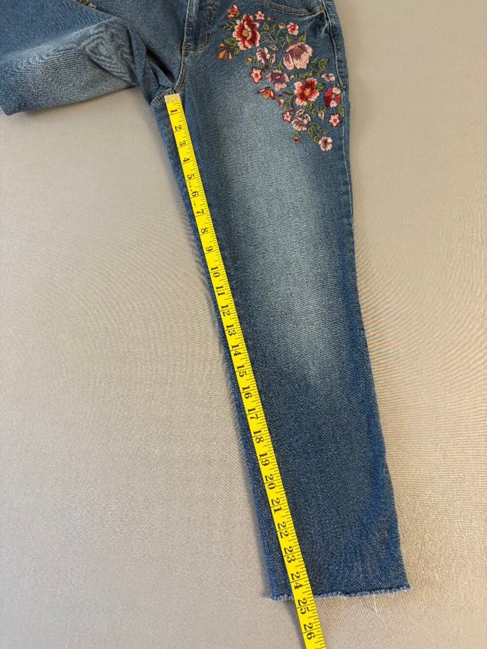 Embroidered Floral Jeans Women Size 8 Boho Raw Hem Straight Leg Denim - Picture 11 of 12